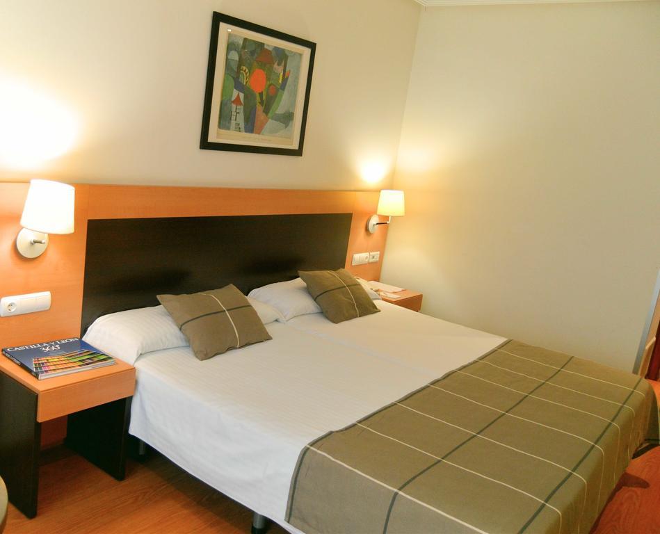 Hotel Fc Infantas De León Zewnętrze zdjęcie
